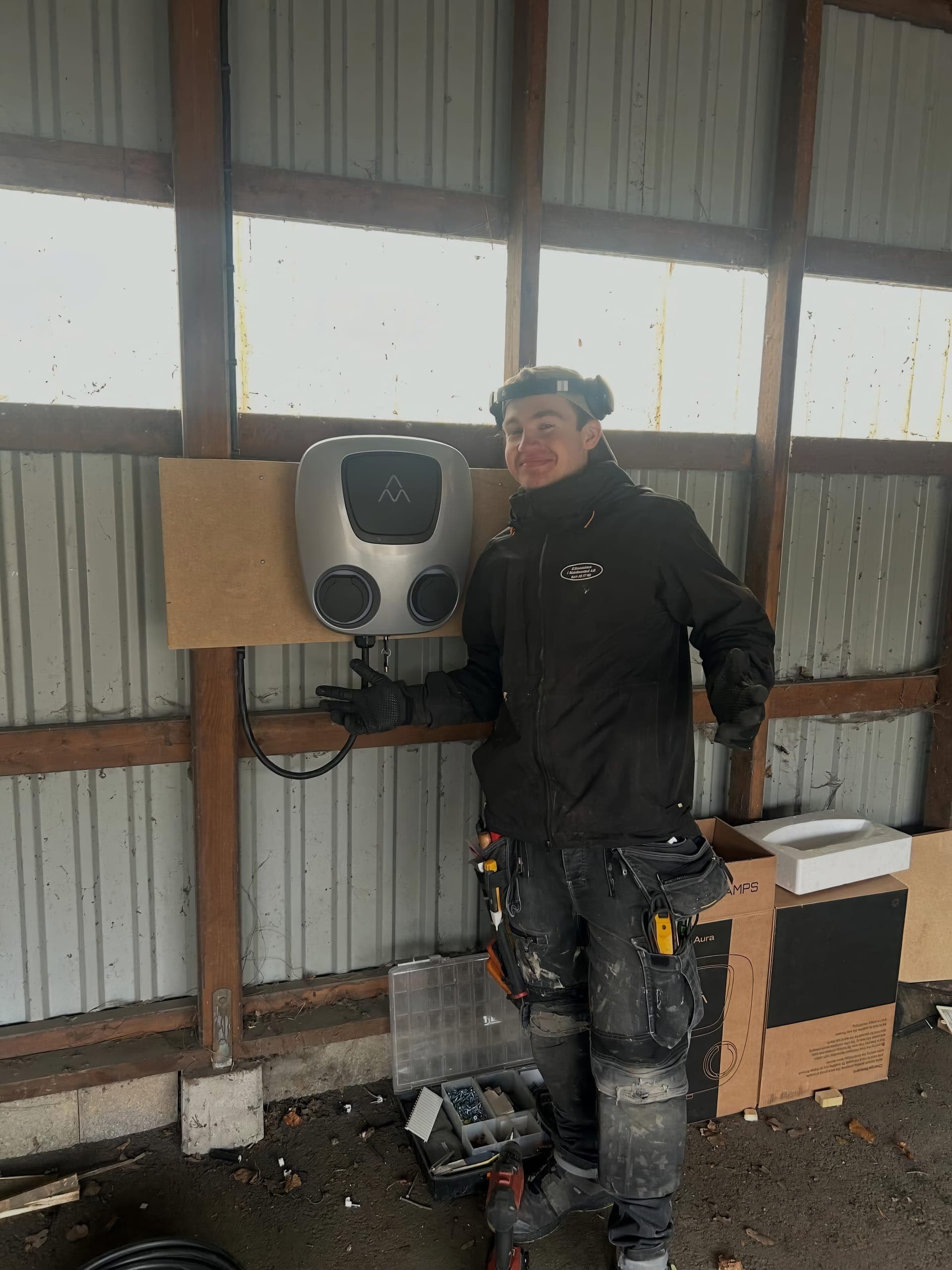 Elektriker från Elkontakten installerar Charge Amps laddbox
